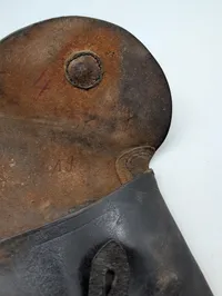 Militær pistolhylster i sort læder med messingknap