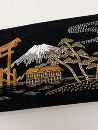 Vintage japansk sort fløjlskobling med perlebroderet landskab, solgt til Amerikanske soldater i Japan lige efter krigen 