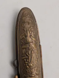 To antikke cigaretetuier i metal med relief og hamret finish