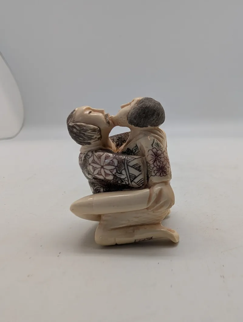 Japansk Shunga Netsuke i udskåret ben, forestillende elskende par