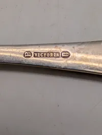 To Victoria sølvplet teskeer med jugendstil mønster