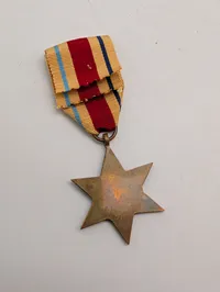 Britisk The Africa Star medalje fra 2. verdenskrig med originalt bånd