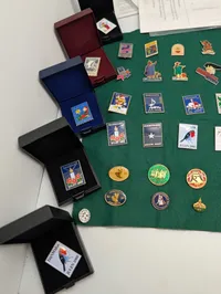 Samling af danske Julemærke-pins og emaljeemblemer