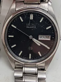 To Seiko SQ Quartz armbåndsure med dag- og datovisning