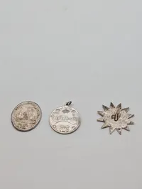 Samling af tre antikke Carlsberg medaljer og emblemer