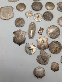 Samling af antikke danske medaljer, emblemer og foreningstegn