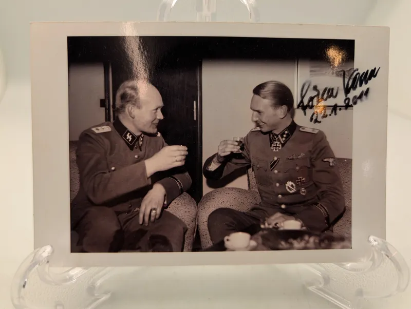 Signeret fotografi af Søren Kam og tysk officer, 2011