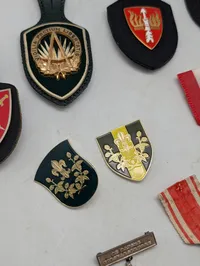 Samling af danske militære og civile emblemer, ordener og pins
