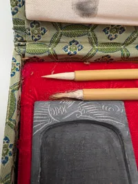 Kinesisk kalligrafi-sæt i broderet æske med pensler og blæksten