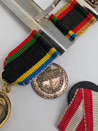 Samling af tyske sportsmedaljer og emblemer, herunder DSB og DJB