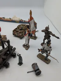 Samling af militære figurer og køretøjer i metal og plast