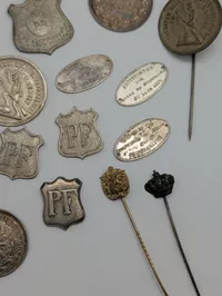 Samling af danske militære og civile medaljer, emblemer og tegn