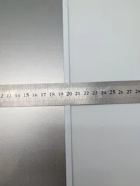 To metalskilte med Colt 1911 og Luger patenttegninger