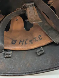 Tysk M34 Luftschutz-hjelm med politidekaler¨hjelm original mærker, efter 45 