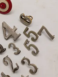 Samling Danske  af militære emblemer, taltegn og knapper i metal