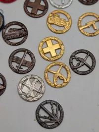Samling af 20 danske militære færdighedstegn i metal