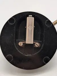 Miniature messingkanon på sort rund sokkel