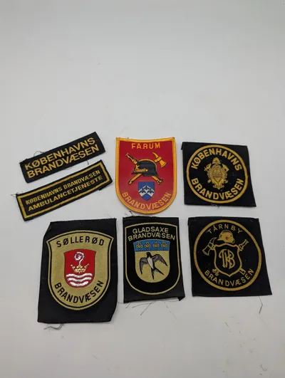 Samling af 7 danske brandvæsen- og ambulance-stofmærker