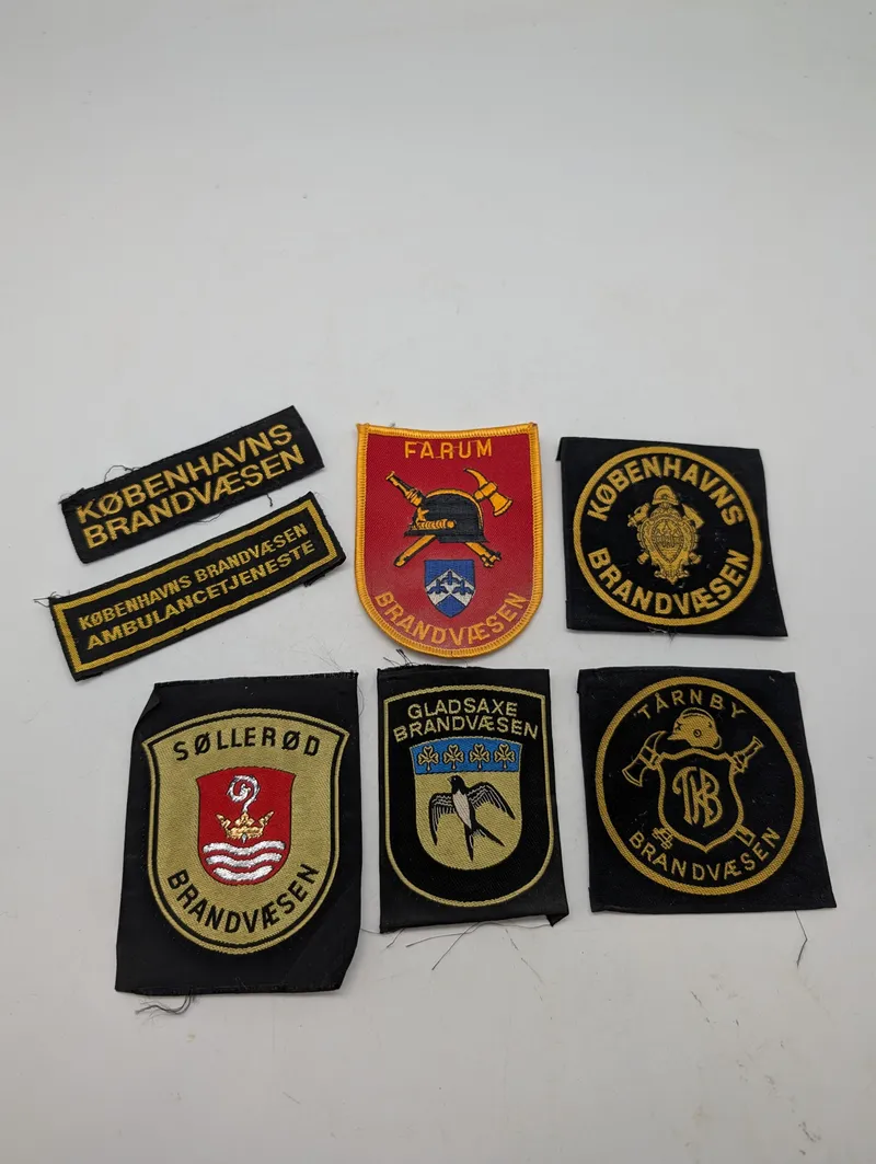 Samling af 7 danske brandvæsen- og ambulance-stofmærker