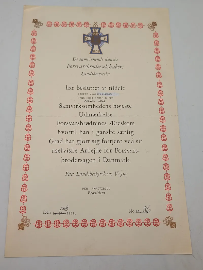 Diplom for Forsvarsbrødrenes Æreskors tildelt Hans Erik Børge Olsen, 1987