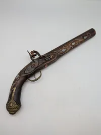 Osmannisk flintlåspistol med perlemorsindlæg og messingbeslag, Dekoration.