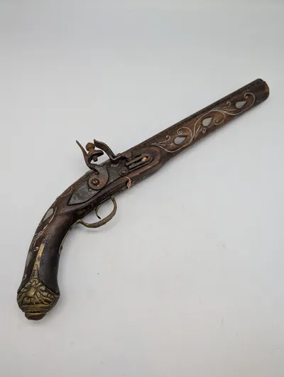 Osmannisk flintlåspistol med perlemorsindlæg og messingbeslag, Dekoration.