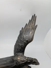 Tysk patriotisk Bronzeørn på marmorsokkel, klassisk skulptur