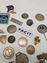 Samling af antikke og vintage danske emblemer, nåle og mønter
