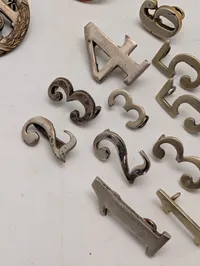 Samling Danske  af militære emblemer, taltegn og knapper i metal