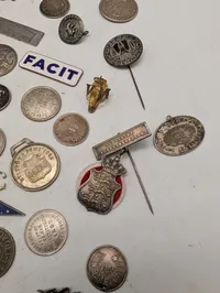 Samling af antikke og vintage danske emblemer, nåle og mønter
