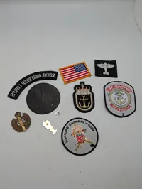 Samling af militære stofmærker og emblemer, herunder Royal Observer Corps