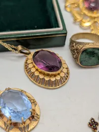 Flora Danica og vintage smykkesæt med halskæder og ring
