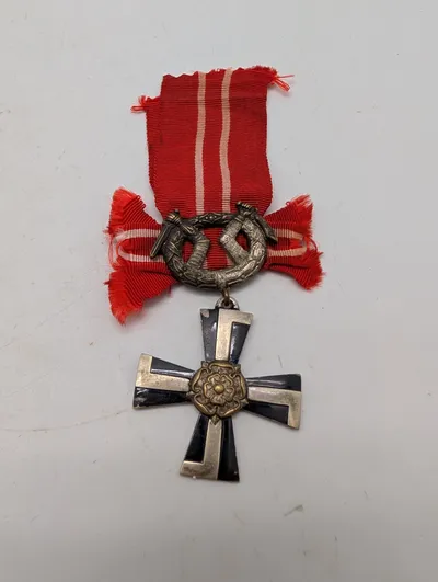 Finsk Frihedskors af 4. klasse med sværd og bånd