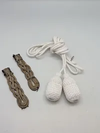 Militære uniformseffekter: Skulderfletninger og hvid fangsnor Livgarden 