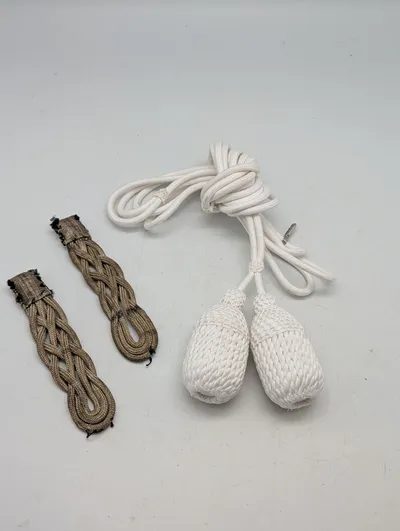 Militære uniformseffekter: Skulderfletninger og hvid fangsnor Livgarden