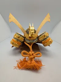 Japansk Kabuto Samurajhjelm med Dragemotiv og Opbevaringsæske ( halv størelse ) 