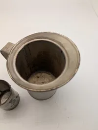 To antikke danske mål i metal, dateret 1948 og 1950