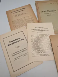 Samling af seks historiske pjecer og hæfter fra 2. verdenskrig