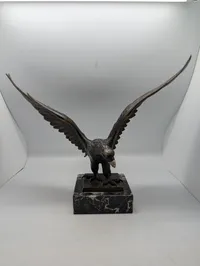 Tysk patriotisk Bronzeørn på marmorsokkel, klassisk skulptur