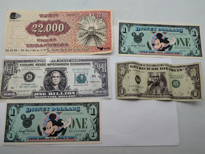 Samling af Disney Dollars og diverse parodi- og reklamesedler