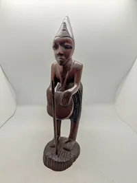 Håndskåret afrikansk træfigur af kriger med tromme og spyd