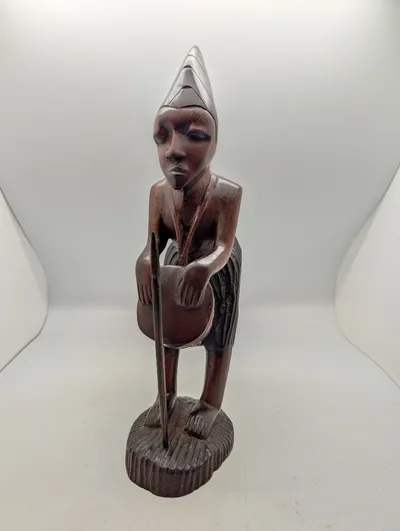 Håndskåret afrikansk træfigur af kriger med tromme og spyd