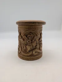Håndskåret træ-ølkrus med låg og relief af ridder og drage
