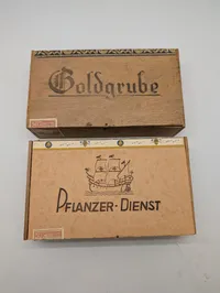 To antikke tyske cigarkasser, Goldgrube og Pflanzer-Dienst med indhold WW2