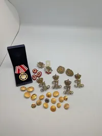 Samling af danske militære emblemer, knapper og distinktioner LG mm. 