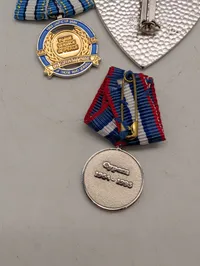 Samling af militære medaljer og emblem, UNFICYP og NATO