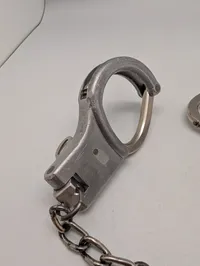Vintage metalhåndjern med kæde og nøgle