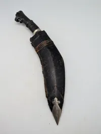  Kukri-kniv med udskåret greb og læderskede