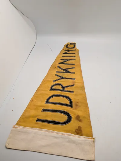 Vintage gul vimpel med teksten UDRYKNING