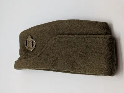Dansk Militær Skråhue med Rigsvåben Emblem
